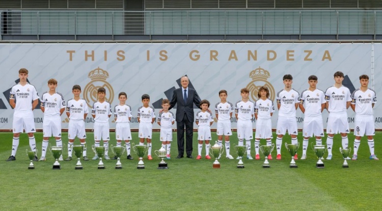 银河战舰13支梯队横扫冠军 弗洛伦蒂诺携未来之星共庆王朝盛世